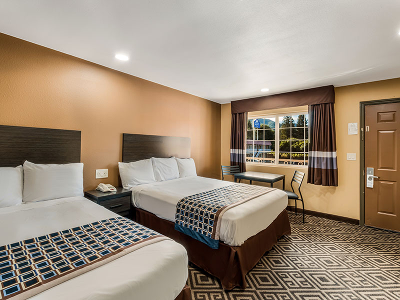 Double bed guest room at Americas Best Value Inn Ukiah